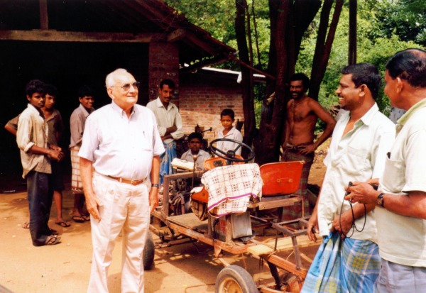 Ray Wijewardene visitng farmers